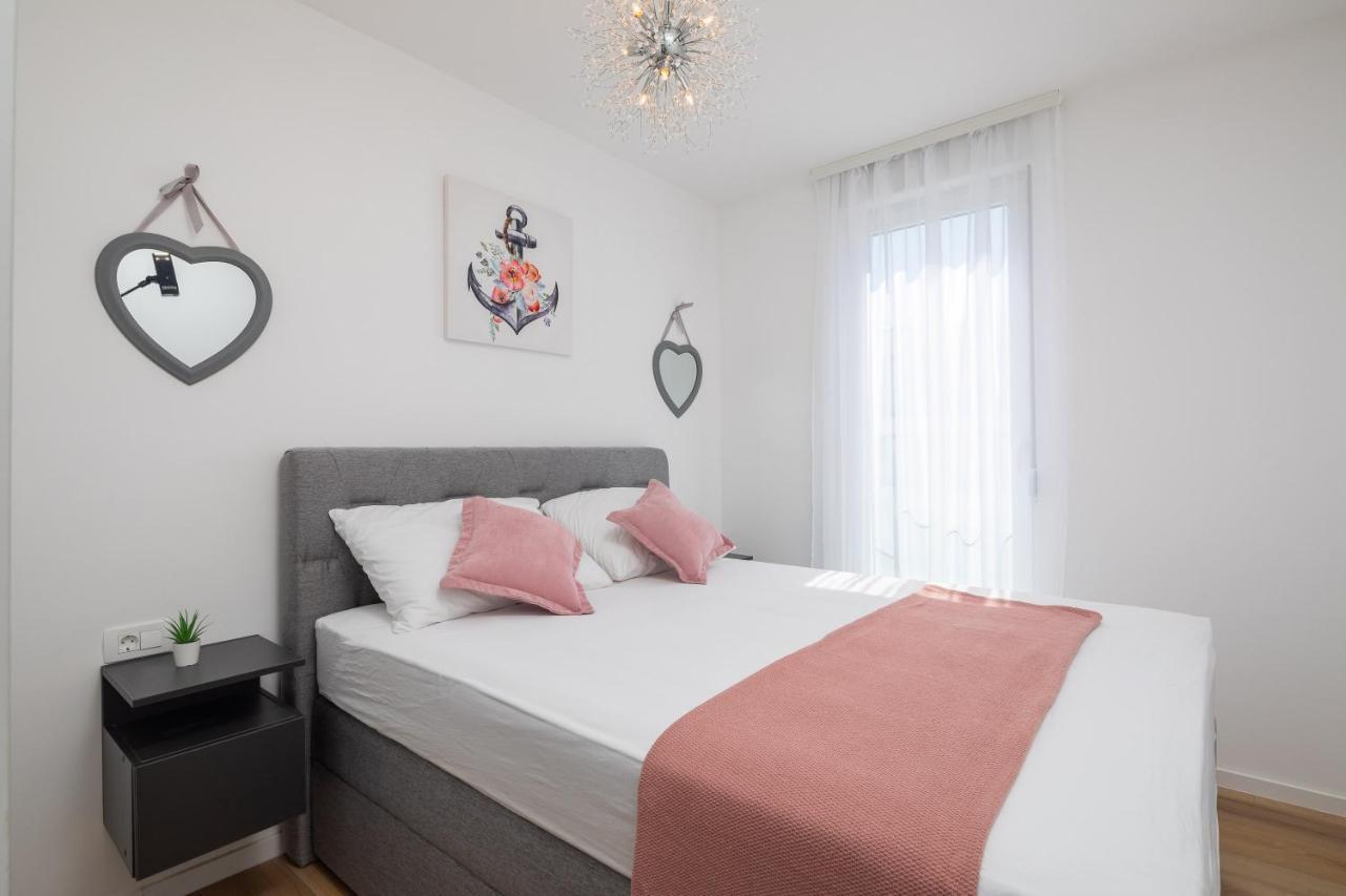 Apartment Alegria In Okrug With Heated Pool, Sea View, Jacuzzi, Wifi Trogir Exteriör bild